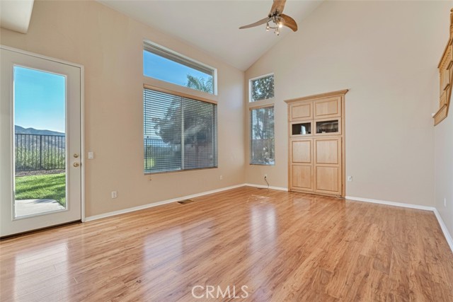 Detail Gallery Image 14 of 46 For 14218 Yellowstone Ln, Canyon Country,  CA 91387 - 6 Beds | 4 Baths