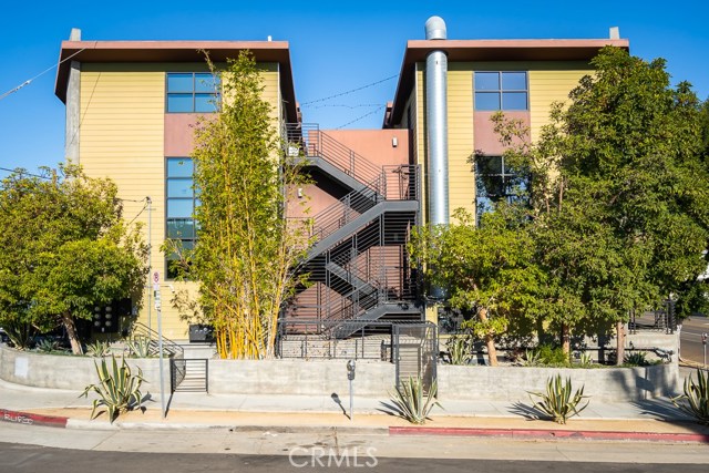 1418 Innes Place Venice, California Stunning Architectural Live/Work Loft in a prime Venice location. An abundance of natural light radiates throughout this corner unit with floor to ceiling windows. Maximize the living space and use as a two-bedroom, two-and-a-half bathroom home or fashion the residence to comprise of a 1 bedroom and office space. Amenities include an entertainer's kitchen, upgraded appliances, polished concrete floors, automatic window coverings, brand new A/C, video security system, sonos audio system and walk-in closet. Secure private direct access garage with two car side-by-side parking and rooftop terrace. Exceptional location moments from the beach, Windward Circle, the Venice sign, Abbot Kinney, and all of Main Street's shops and restaurants.