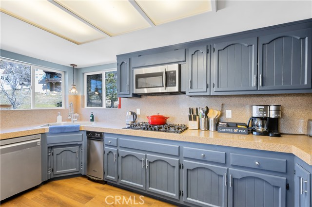 Detail Gallery Image 10 of 33 For 27814 North Bay, Lake Arrowhead,  CA 92352 - 4 Beds | 3/1 Baths