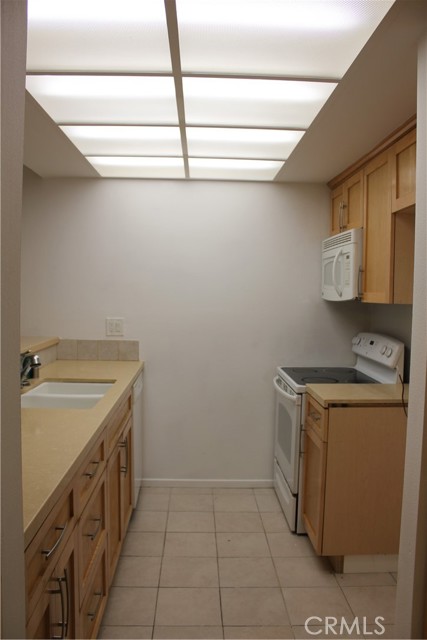 Detail Gallery Image 10 of 12 For 7304 Corbin Ave #F,  Reseda,  CA 91335 - 1 Beds | 1 Baths