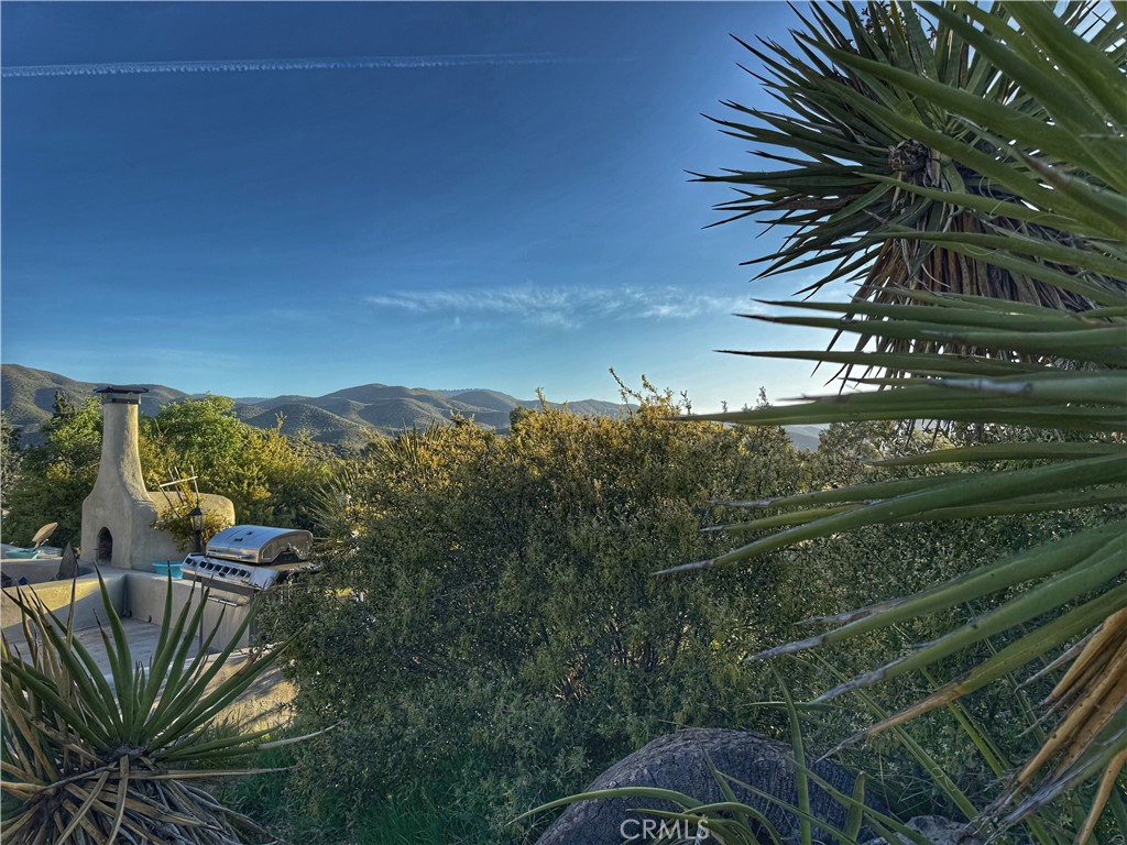 https://media.crmls.org/medias/a28f376b-b3ae-45f8-b4dc-5772fadcc4d1.jpg?preset=X-Large