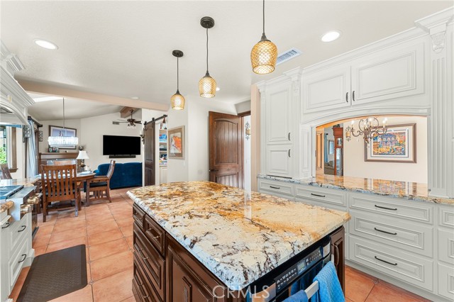 1632 Country Club Drive, Redlands CA: https://media.crmls.org/medias/a28f5c7e-64e9-4927-b6e1-a3941fe4c396.jpg