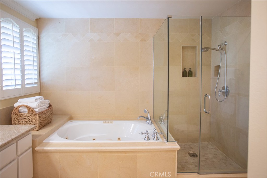 https://media.crmls.org/medias/a2922fdd-3da7-423f-8782-d6c0e83e4663.jpg?preset=X-Large