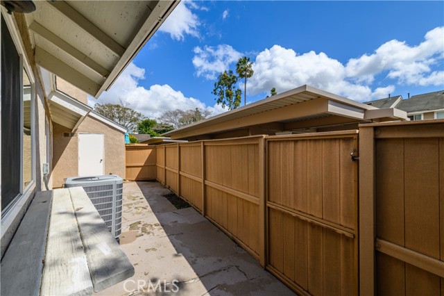 Detail Gallery Image 7 of 32 For 2 Hollowglen #7,  Irvine,  CA 92604 - 3 Beds | 2/1 Baths