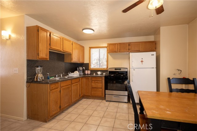 809 San Bernardino Avenue, Sugarloaf CA: https://media.crmls.org/medias/a2964e67-9488-4724-9000-0bd03ff62f1c.jpg