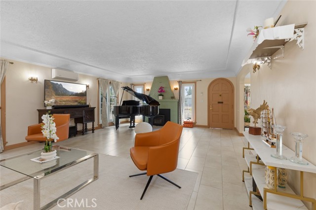 Detail Gallery Image 3 of 26 For 12391 Euclid St, Garden Grove,  CA 92840 - 4 Beds | 2 Baths