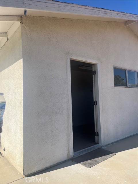14703 MESA DR, Victorville CA: https://media.crmls.org/medias/a29a8080-e7b9-422b-b464-d655c815d6c0.jpg