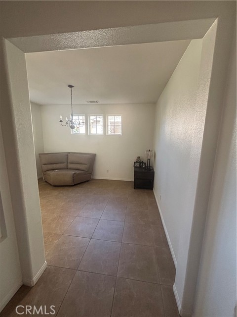 Detail Gallery Image 3 of 65 For 1064 Queen Annes Ln, Beaumont,  CA 92223 - 4 Beds | 2/1 Baths