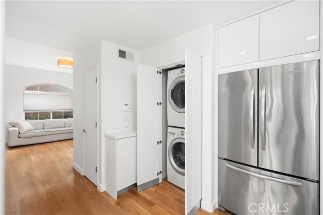 Detail Gallery Image 13 of 35 For 1733 Armacost Avenue #1,  Los Angeles,  CA 90025 - 3 Beds | 2/1 Baths