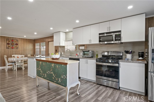 19817 Grand Avenue, Lake Elsinore CA: https://media.crmls.org/medias/a29e6f19-e447-427f-a88b-a31f05904e7a.jpg