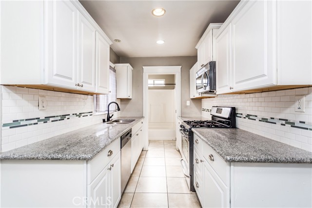 Detail Gallery Image 3 of 12 For 126 E 53rd St, Long Beach,  CA 90805 - 3 Beds | 2 Baths