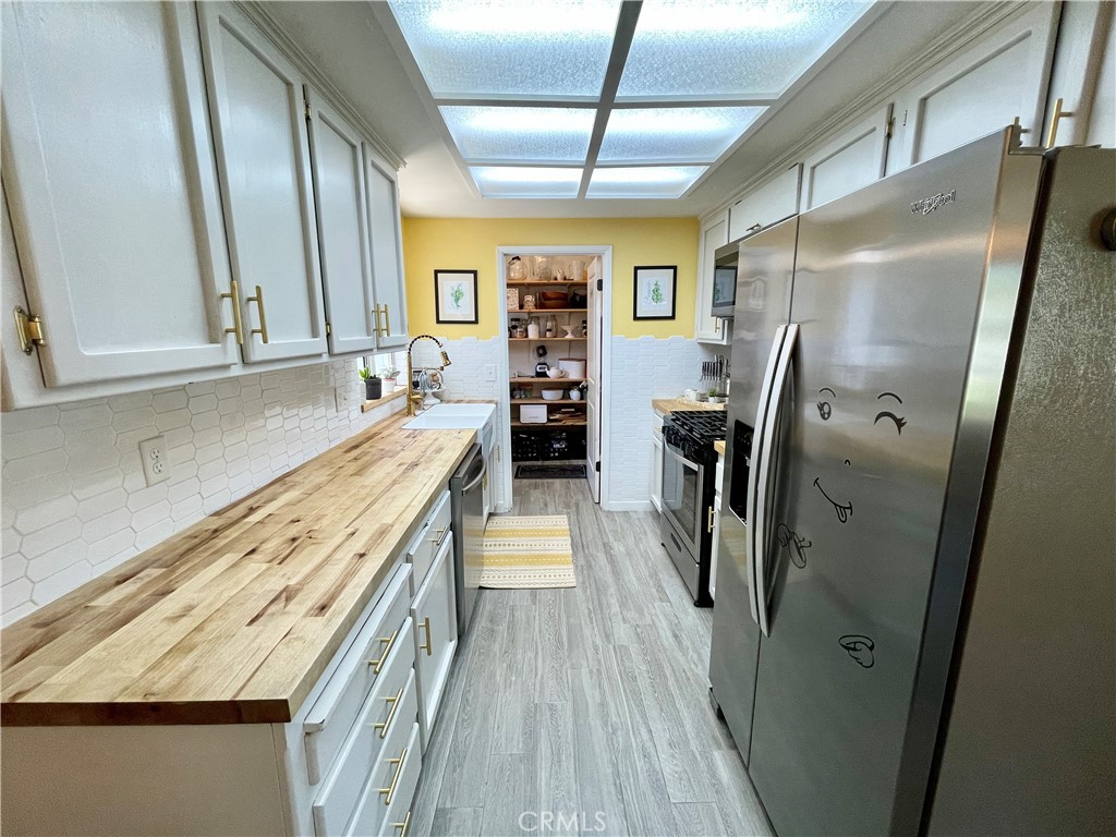 https://media.crmls.org/medias/a2a0bf21-3028-43d4-9ca7-08a90a8c067c.jpg?preset=X-Large