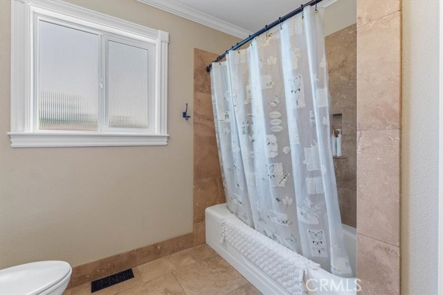 Detail Gallery Image 31 of 53 For 3410 Scenic Dr, Redding,  CA 96001 - 3 Beds | 3 Baths