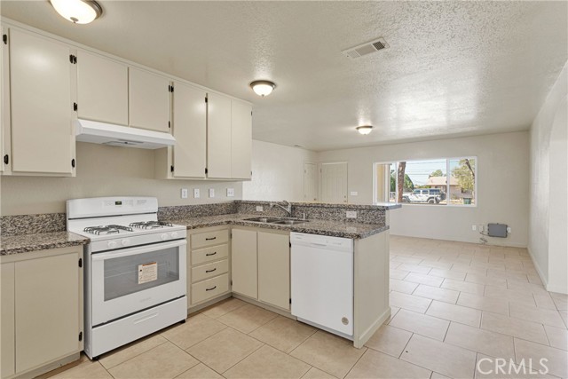 Detail Gallery Image 8 of 32 For 12419 Pawnee Rd, Apple Valley,  CA 92308 - 3 Beds | 2 Baths