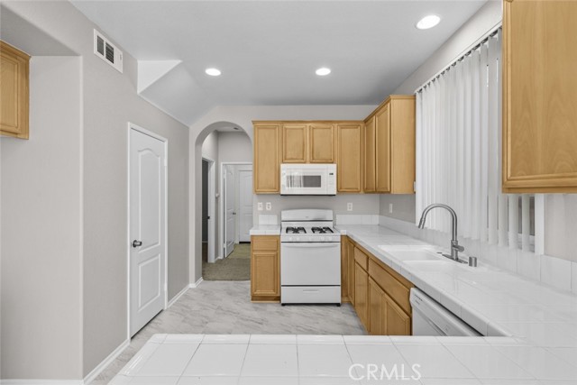 Detail Gallery Image 9 of 38 For 14323 Moon Valley St, Victorville,  CA 92394 - 4 Beds | 3 Baths