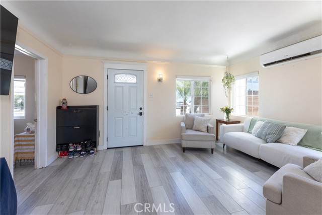 2625 Myrtle Ave, Signal Hill CA: https://media.crmls.org/medias/a2a83488-4599-464f-b9e2-b288e6b14aed.jpg