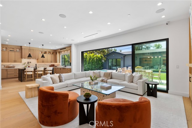 Detail Gallery Image 3 of 44 For 13602 Morrison St, Sherman Oaks,  CA 91423 - 6 Beds | 6/1 Baths