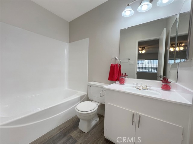 Detail Gallery Image 11 of 15 For 360 Freeman Ave #1,  Long Beach,  CA 90814 - 3 Beds | 2 Baths