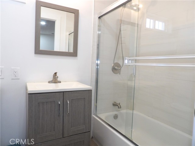Detail Gallery Image 10 of 17 For 1537 W 60th, Los Angeles,  CA 90047 - 2 Beds | 1 Baths