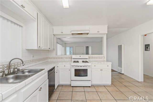 841 W 5th, San Pedro CA: https://media.crmls.org/medias/a2aeedff-d997-4b66-9505-a4698899adc9.jpg