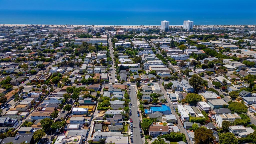 Detail Gallery Image 3 of 62 For 664 Marine St, Santa Monica,  CA 90405 - 2 Beds | 2 Baths