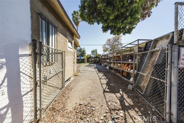 2006 E Foothill Boulevard, Pasadena CA: https://media.crmls.org/medias/a2b52d73-4b9f-46d4-a165-aa6fcd19cd6e.jpg