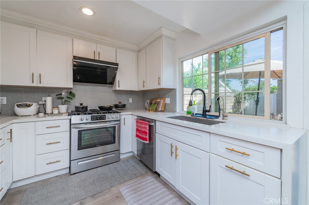 https://media.crmls.org/medias/a2b65bdd-4267-4a49-9818-55d4503bb52b.jpg?preset=X-Large