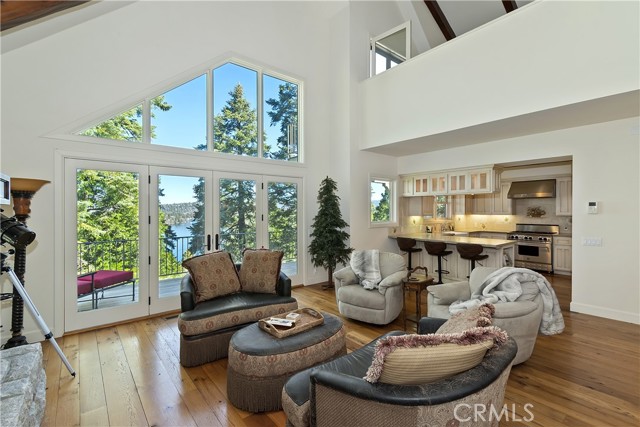 Detail Gallery Image 3 of 59 For 319 Mittry Ln, Lake Arrowhead,  CA 92352 - 2 Beds | 2/1 Baths