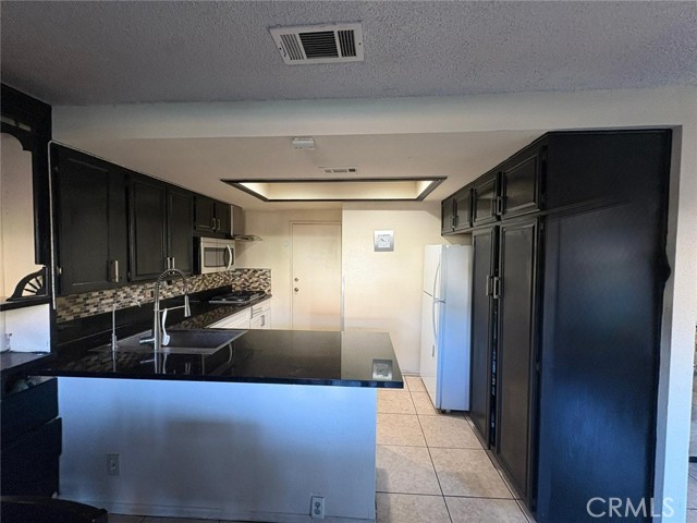 Detail Gallery Image 3 of 27 For 6100 Arbutus Ave #42,  Huntington Park,  CA 90255 - 3 Beds | 2/1 Baths