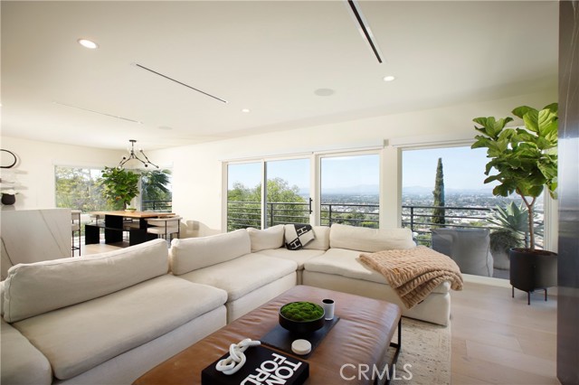 3863 Sherwood Place, Sherman Oaks CA: https://media.crmls.org/medias/a2b9cb73-eb08-48fa-b3e5-a6016cb328ae.jpg