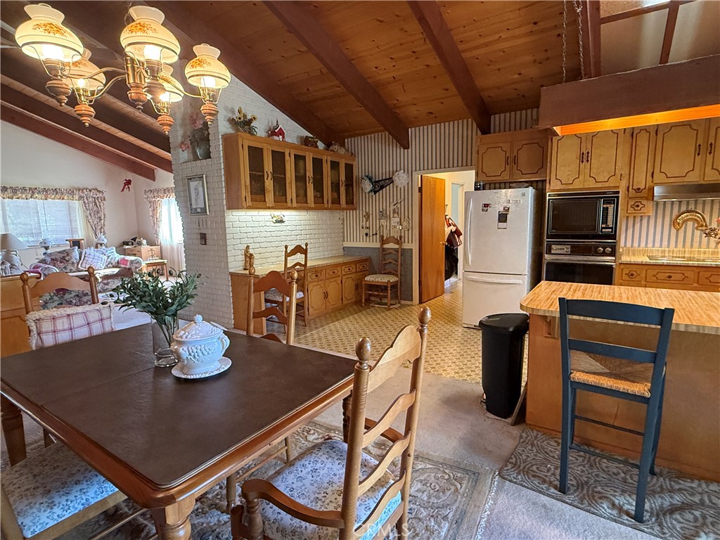 https://media.crmls.org/medias/a2bc8359-b654-4479-95f4-95b3c3410980.jpg?preset=X-Large