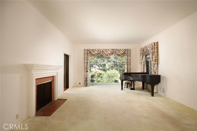 1075 Pine Oak Lane, Pasadena CA: https://media.crmls.org/medias/a2bc9792-9293-4e77-a60a-66e92fb453bd.jpg