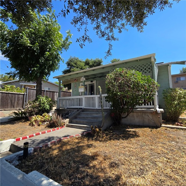 Detail Gallery Image 2 of 15 For 3928 La Crescenta Ave, Glendale,  CA 91020 - 2 Beds | 1 Baths