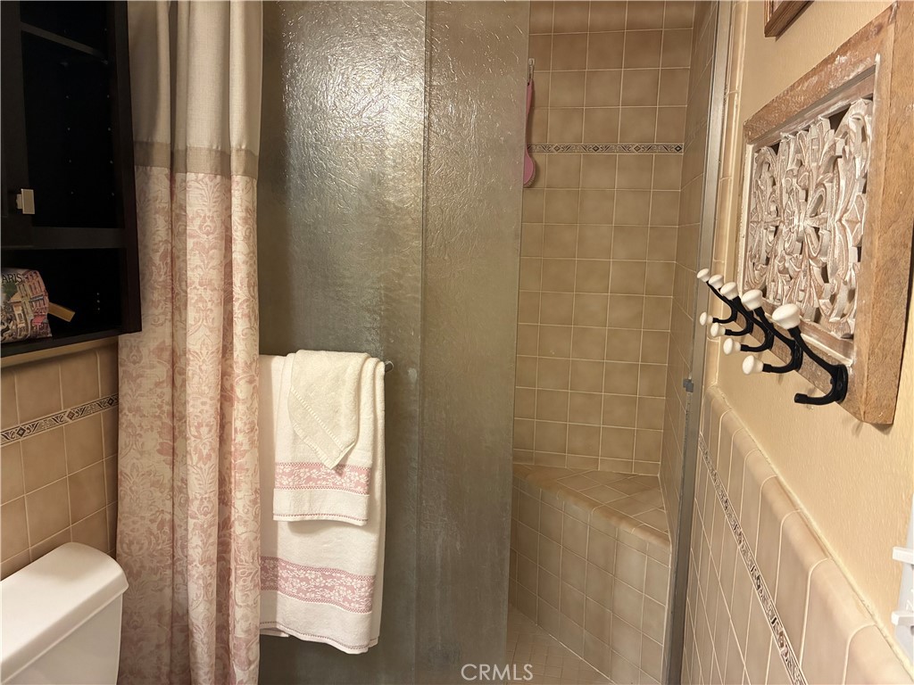 https://media.crmls.org/medias/a2c436cf-c3c6-4e3e-9441-e947da393ff7.jpg?preset=X-Large