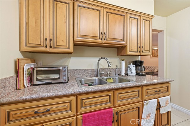 Detail Gallery Image 6 of 13 For 15010 Victory Blvd #101,  Van Nuys,  CA 91411 - 2 Beds | 2 Baths