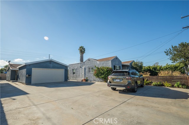 11835 Gale Ave, Hawthorne CA: https://media.crmls.org/medias/a2c8c2de-b422-48ba-b263-b974930e478a.jpg