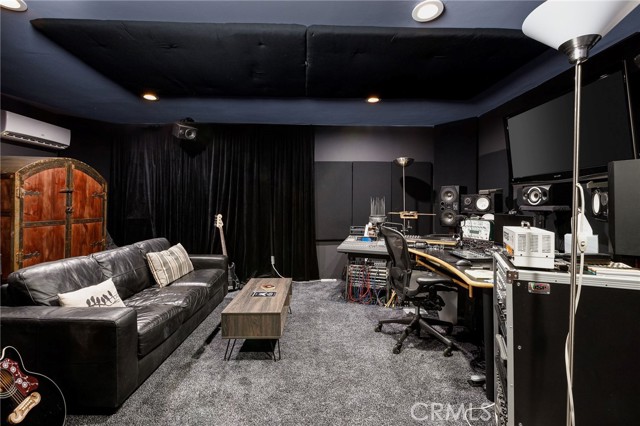 Detail Gallery Image 17 of 46 For 453 Davos, Crestline,  CA 92325 - 5 Beds | 2/1 Baths