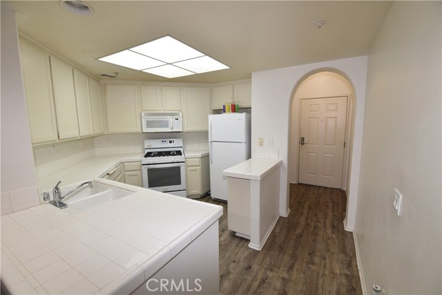 Detail Gallery Image 4 of 17 For 130 S Barranca St #209,  West Covina,  CA 91791 - 1 Beds | 1 Baths