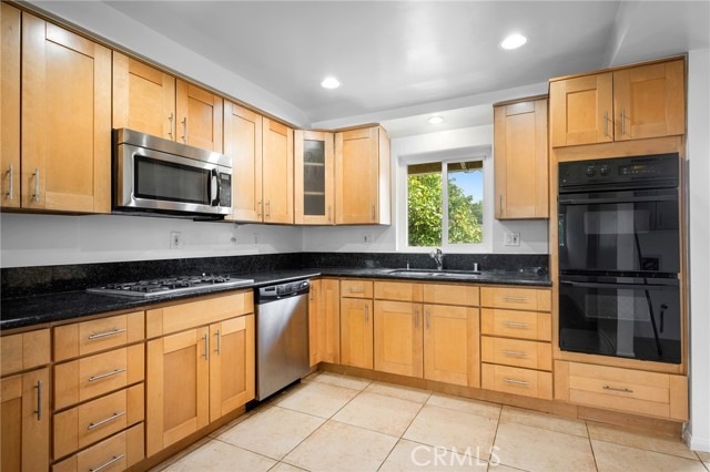 Detail Gallery Image 10 of 27 For 7948 De Soto, Canoga Park,  CA 91304 - 3 Beds | 3 Baths