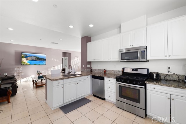 Detail Gallery Image 14 of 40 For 6064 Snapdragon, Corona,  CA 92880 - 4 Beds | 2/1 Baths