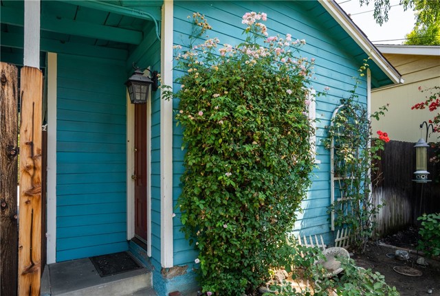 211 E Virginia Avenue, Glendora CA: https://media.crmls.org/medias/a2dc7268-fb7a-461b-8a21-1c6ff471ec52.jpg