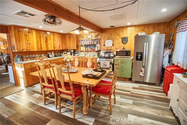 Detail Gallery Image 3 of 26 For 40204 Valley of the Falls, Forest Falls,  CA 92339 - 3 Beds | 2 Baths