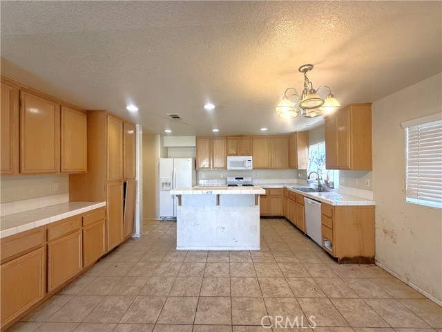 Detail Gallery Image 6 of 24 For 45572 Robinson Dr, Lancaster,  CA 93535 - 5 Beds | 3 Baths