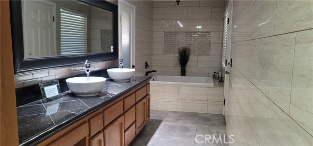 Detail Gallery Image 5 of 9 For 19786 Symeron Rd, Apple Valley,  CA 92307 - 7 Beds | 5/1 Baths