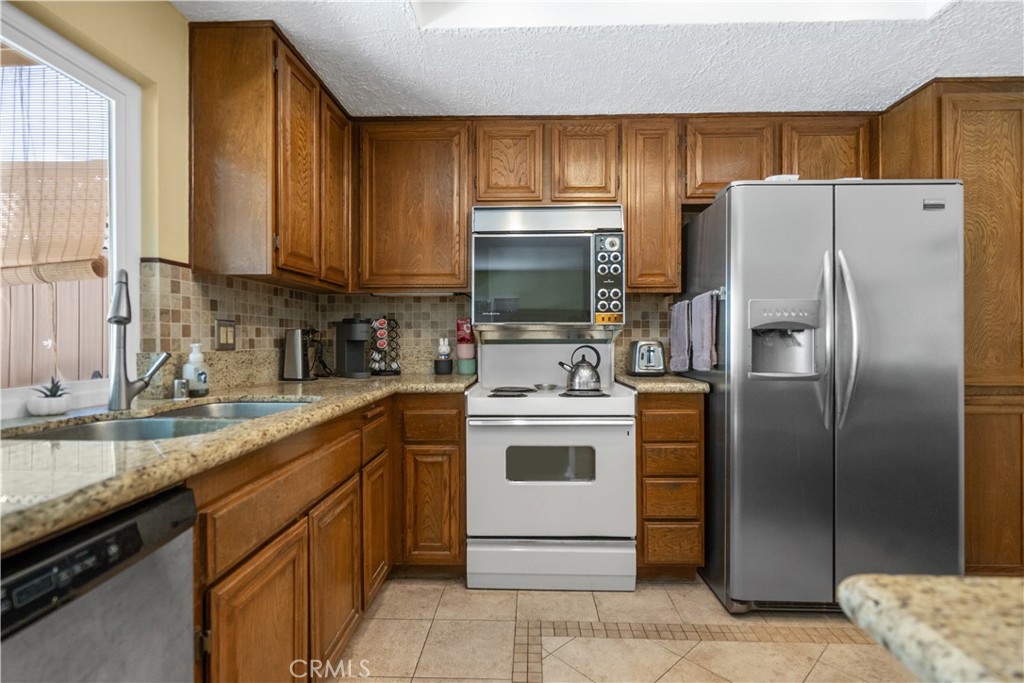 https://media.crmls.org/medias/a2e5240a-8d94-4be1-b5c3-1ceb43b66fe8.jpg?preset=X-Large