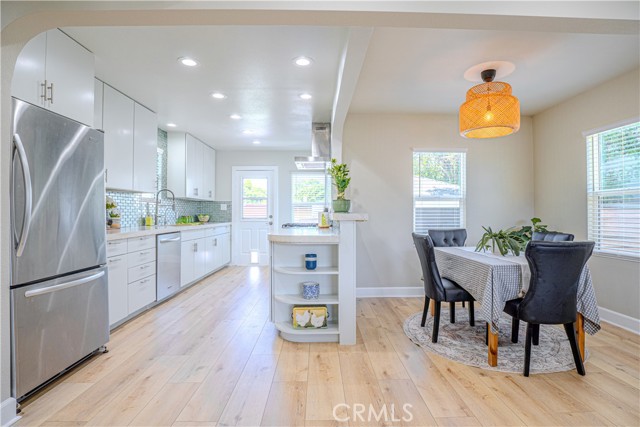 Detail Gallery Image 3 of 38 For 417 E 44th Way, Long Beach,  CA 90807 - 3 Beds | 2 Baths