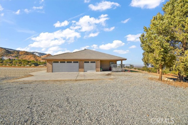 Detail Gallery Image 8 of 34 For 9050 Ponderosa Rd, Pinon Hills,  CA 92372 - 4 Beds | 2 Baths