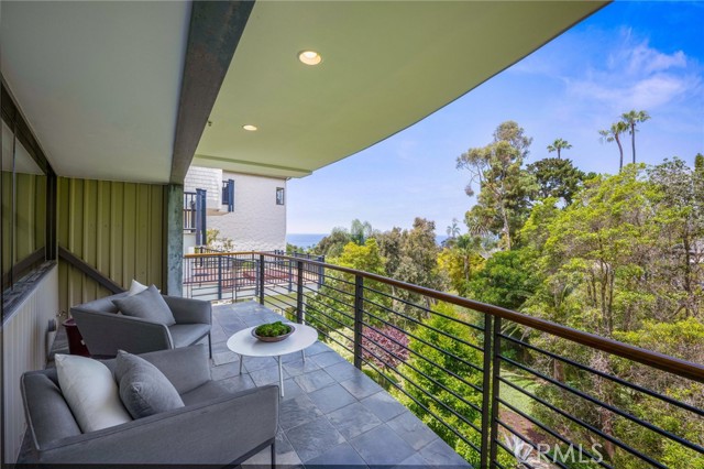 686 Diamond Street, Laguna Beach CA: https://media.crmls.org/medias/a2e7fd40-a62d-4a1d-943a-c770b15c378e.jpg