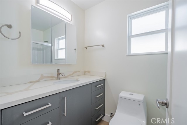 Detail Gallery Image 11 of 20 For 413 S Kenneth Rd #201,  Burbank,  CA 91501 - 2 Beds | 2 Baths