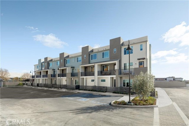 Detail Gallery Image 1 of 1 For 11720 Arkansas St #B,  Artesia,  CA 90701 - 3 Beds | 3 Baths